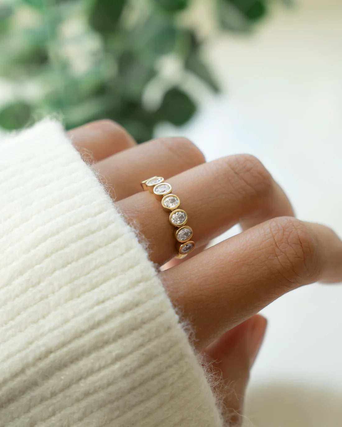 Etoile Oval Bezel Ring
